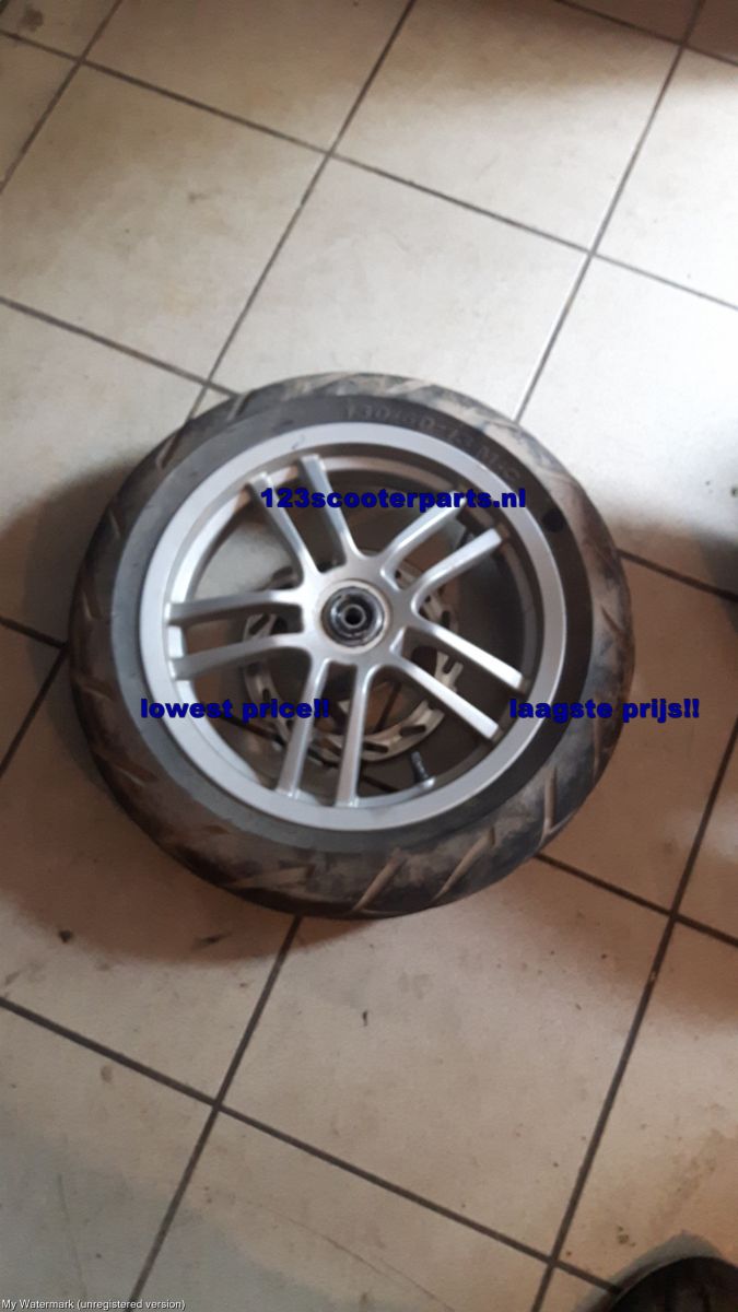 Peugeot Speedfight 3  front wheel with tire and brakedisc