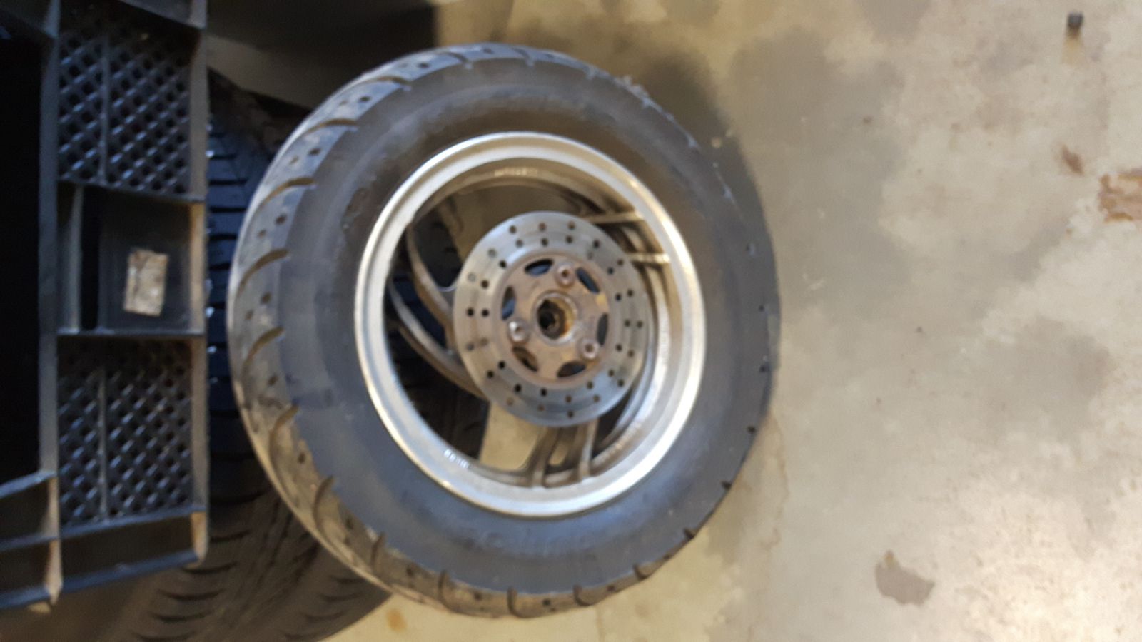 Peugeot V-clic front wheeland tire