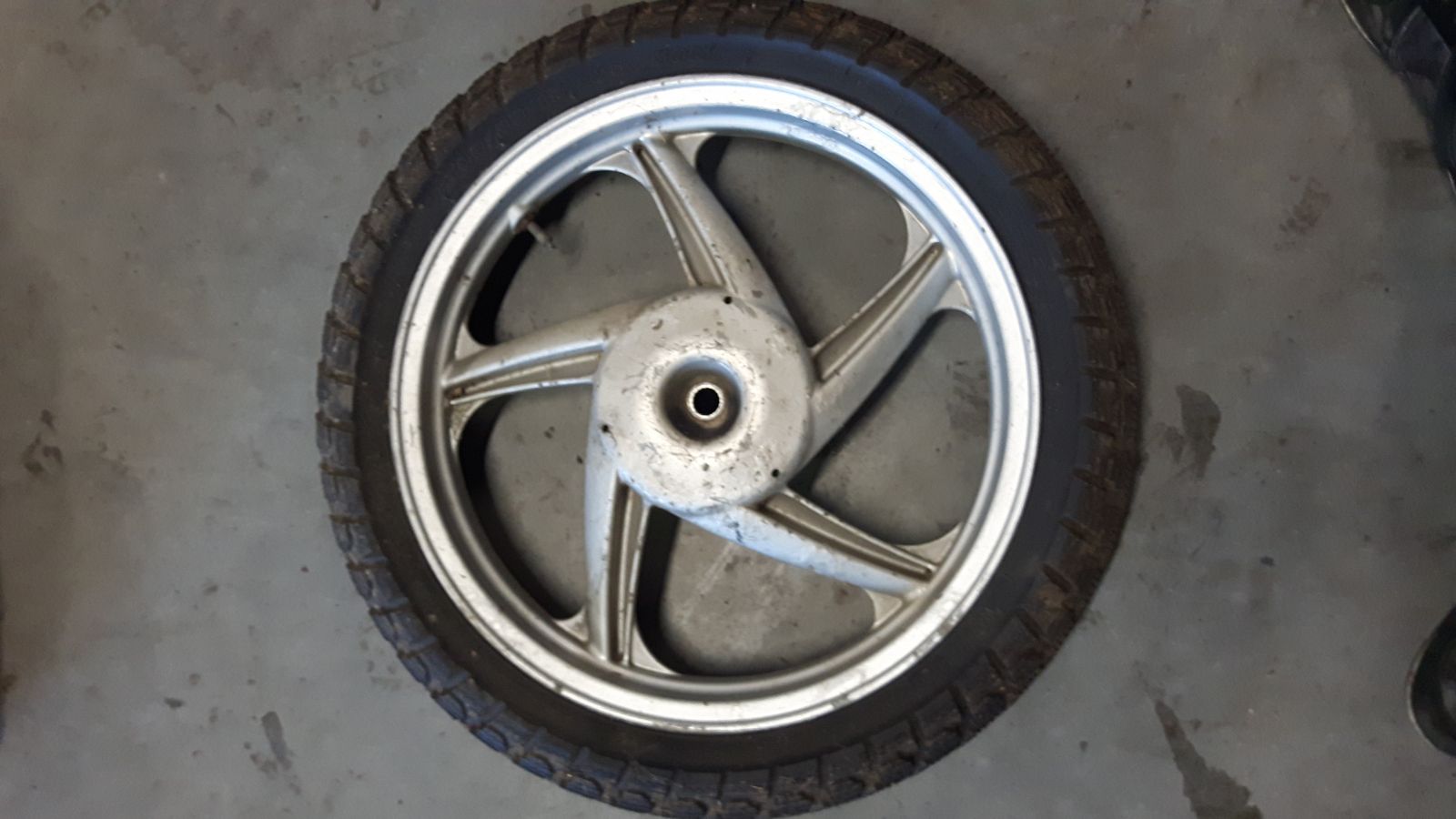 Kymco People 50 rear wheel and tire